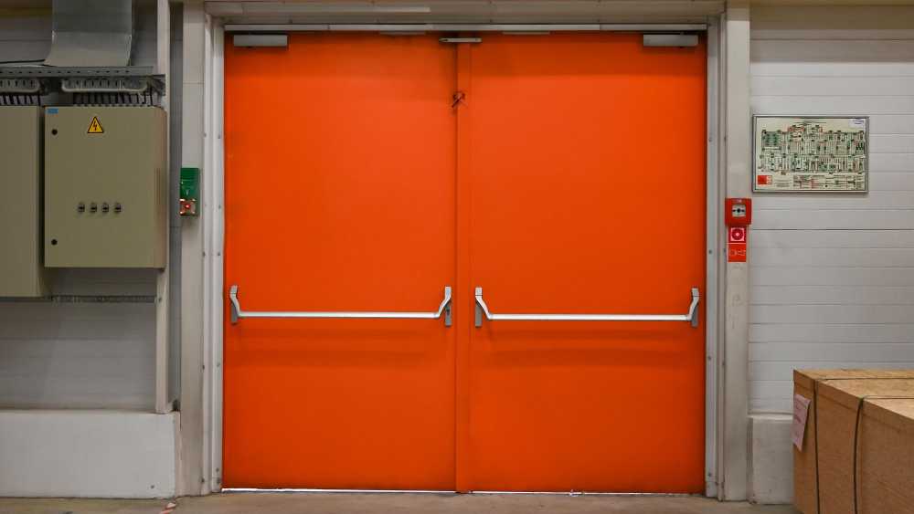 Противопожарные алюминиевые двери: преимущества