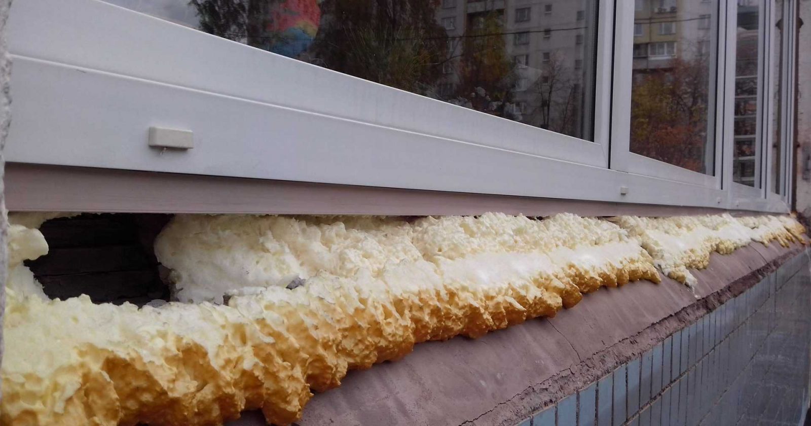 Почему промерзают окна зимой?