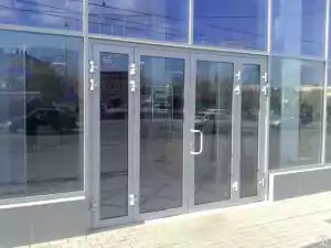 Установка алюминиевых дверей по низкой цене в Москве